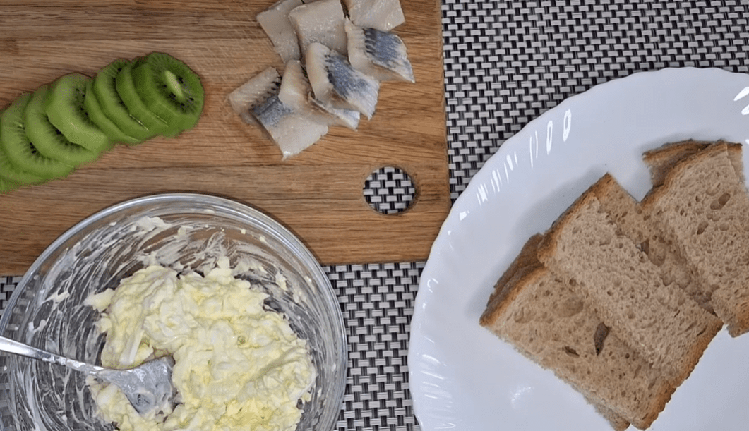 Бутерброды с селедкой, киви и дижонской горчицей