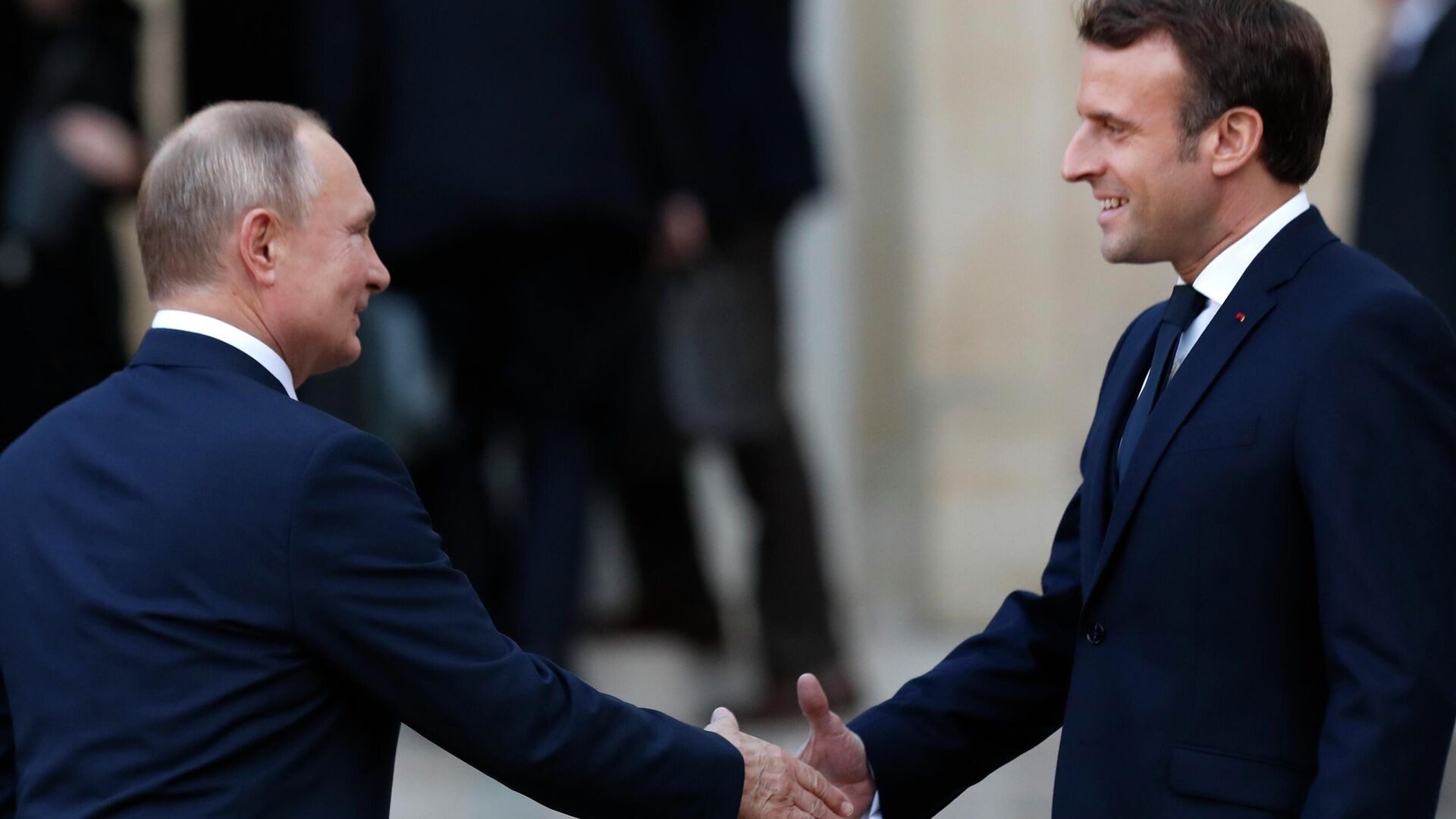У Кремлі різко відповіли на бажання Макрона поговорити з Путіним