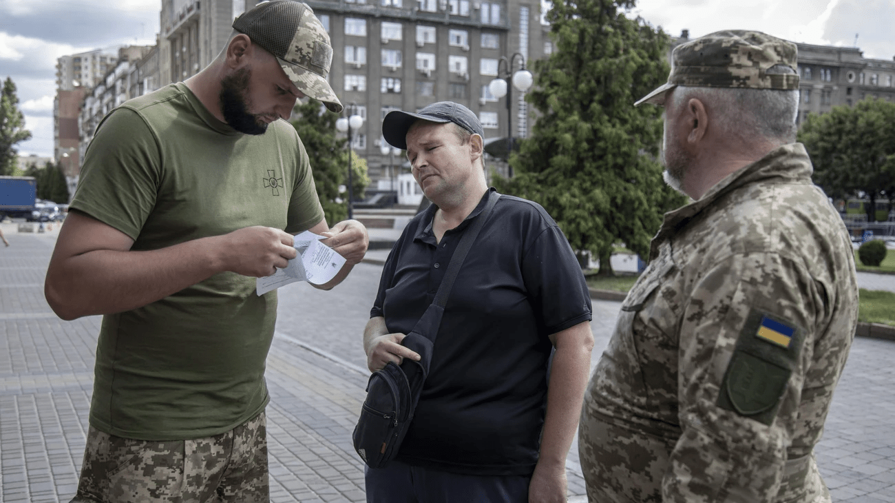 Повістки можуть вручати навіть пенсіонерам: юристи пояснили