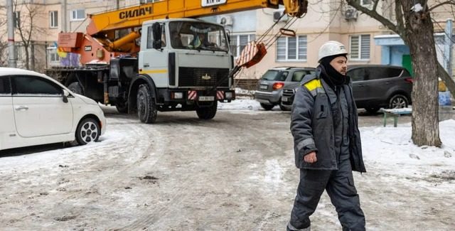 В Киеве мужчина заряжал Tesla от розетки из квартиры: чем закончилось