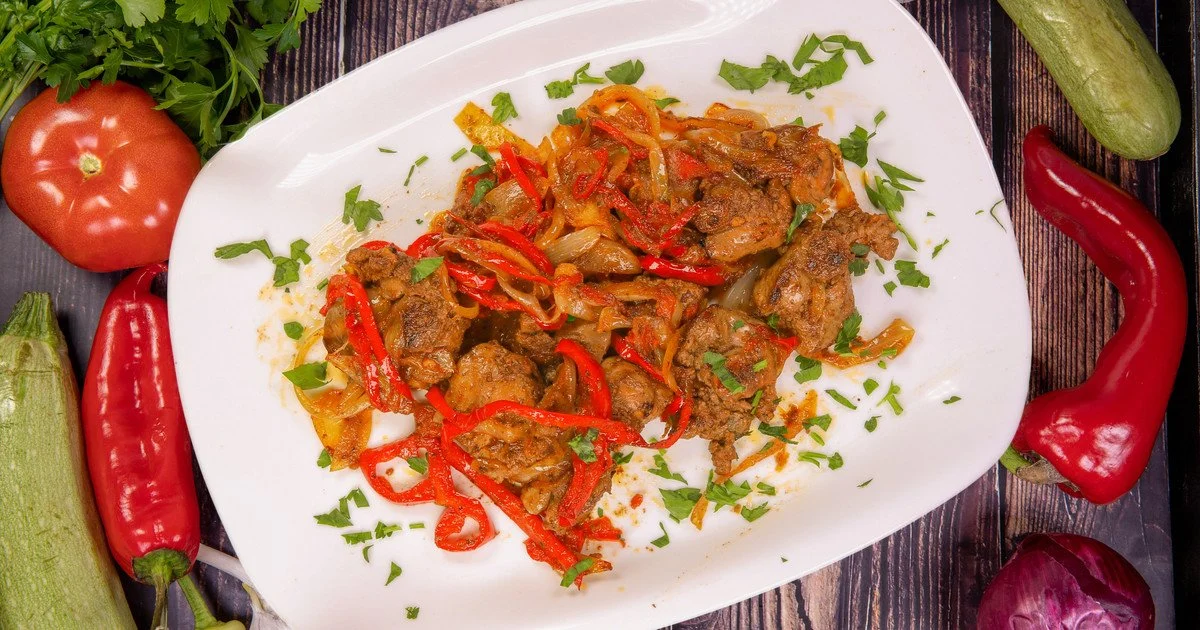 Сытно и без лишних хлопот: куриная печень с овощами