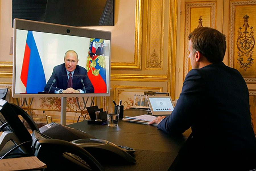 У Кремлі різко відповіли на бажання Макрона поговорити з Путіним