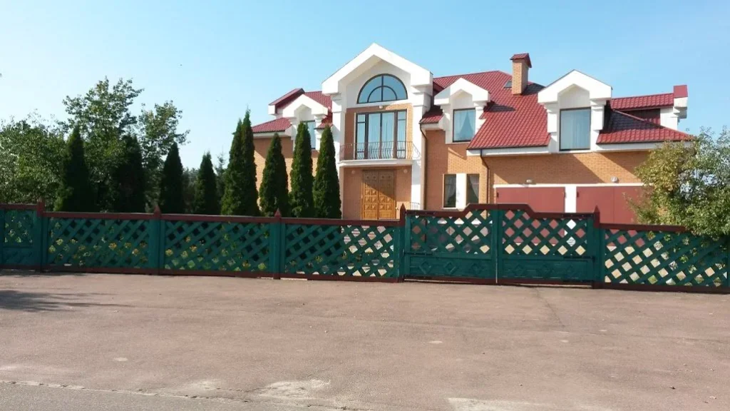Маєток Кучми на Чернігівщині – найгарніший в селі (фото)