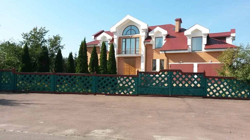 Маєток Кучми на Чернігівщині – найгарніший в селі (фото)