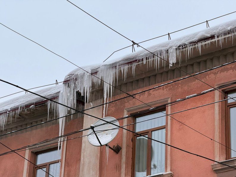 Сосульки на крыше: нужно ли сбивать