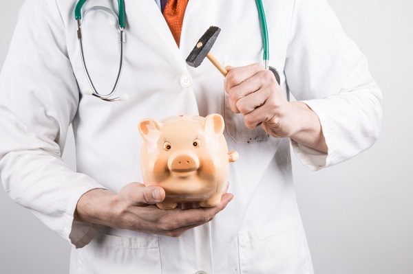 Лікарям платитимуть більше: як змінилися зарплати в медичній сфері