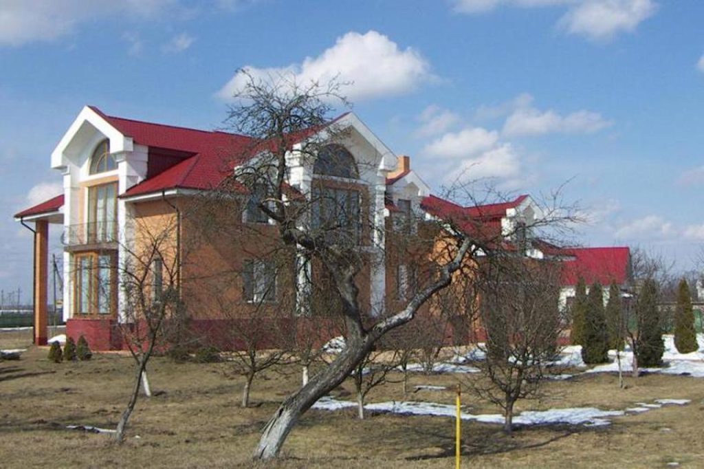 Маєток Кучми на Чернігівщині – найгарніший в селі (фото)