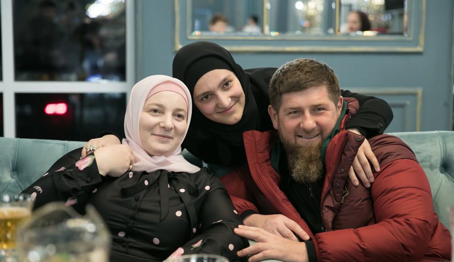 Жена Кадырова: как выглядит женщина, воспитывающая детей от его любовниц 8 Жена Кадырова: как выглядит женщина, воспитывающая детей от его любовниц