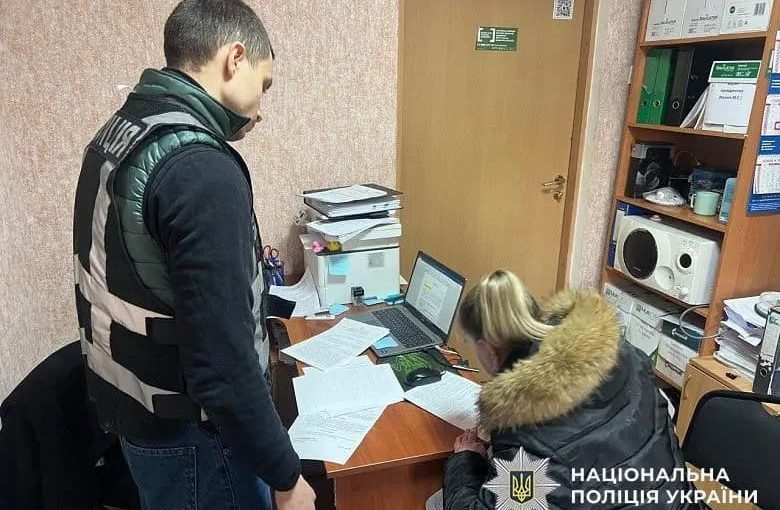 Різала голову і морила голодом: киянку підозрюють у катуванні сина ➤ Prozoro.net.ua