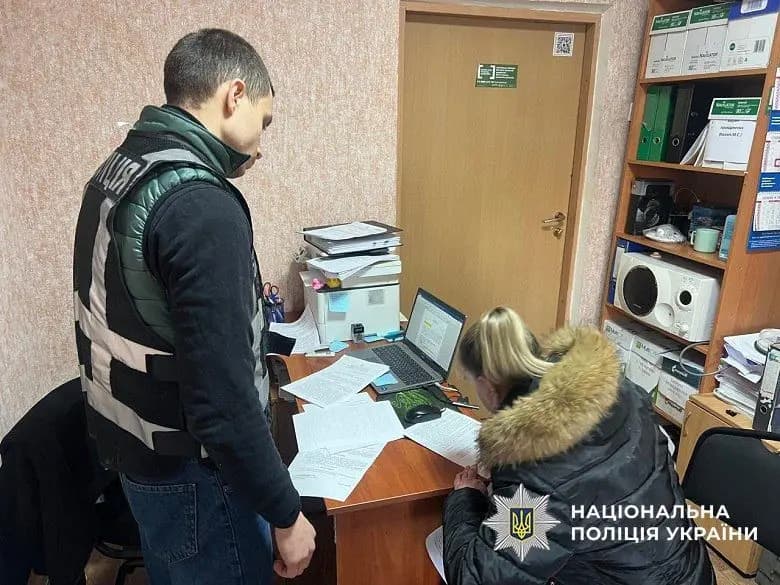 Різала голову і морила голодом: киянку підозрюють у катуванні сина ➤ Prozoro.net.ua