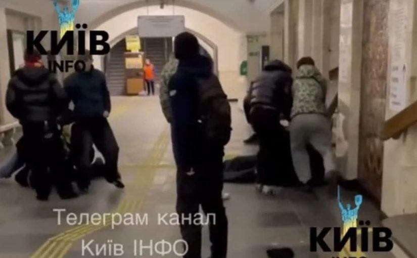 Жестокая драка в метро в Киеве: видео из метро возмутило сеть ➤ Prozoro.net.ua
