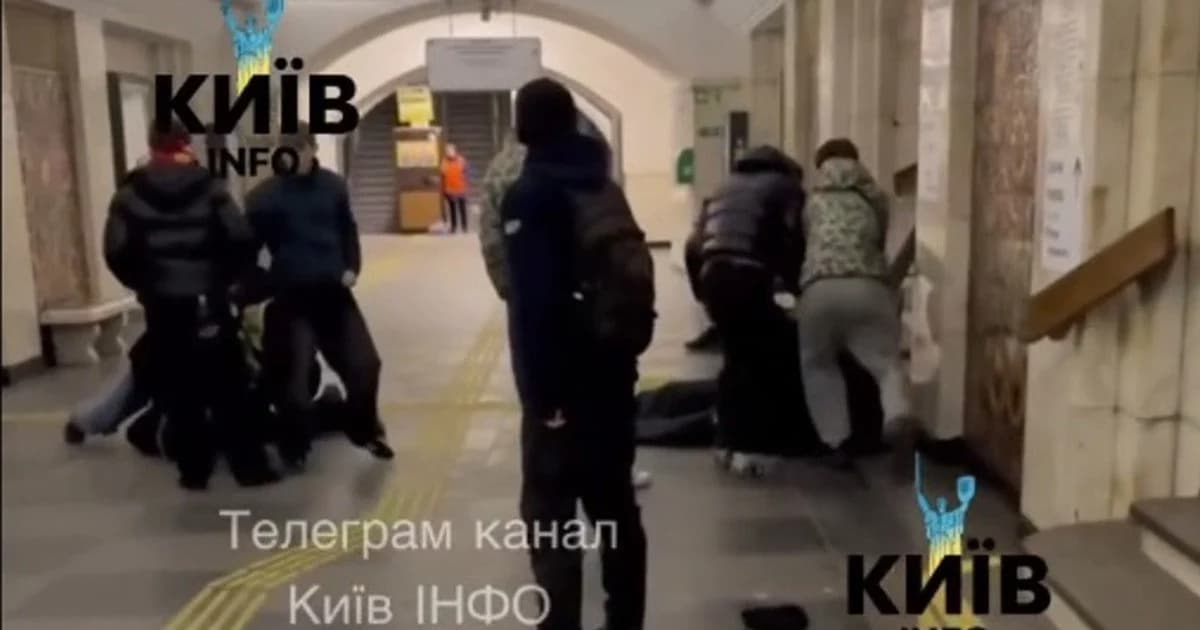 Жестокая драка в метро в Киеве: видео из метро возмутило сеть ➤ Prozoro.net.ua