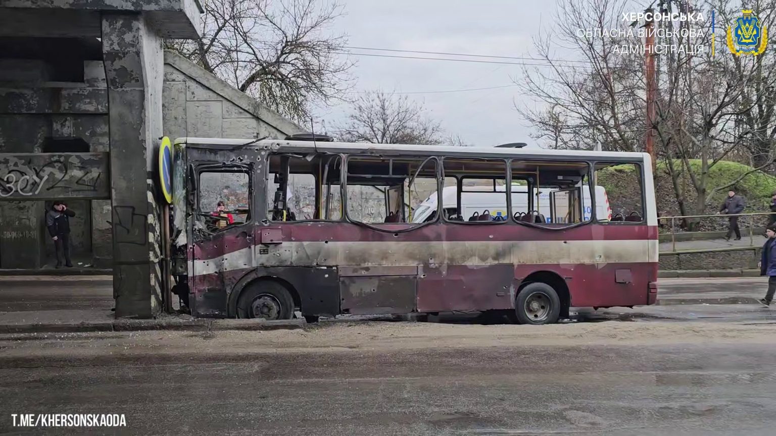 россияне атаковали маршрутку в Херсоне, есть жертвы (видео)