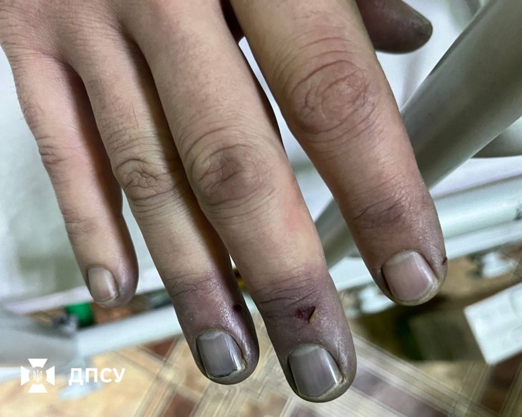 Мало не змерзли на смерть: прикордонники врятували двох втікачів за кордон (фото)