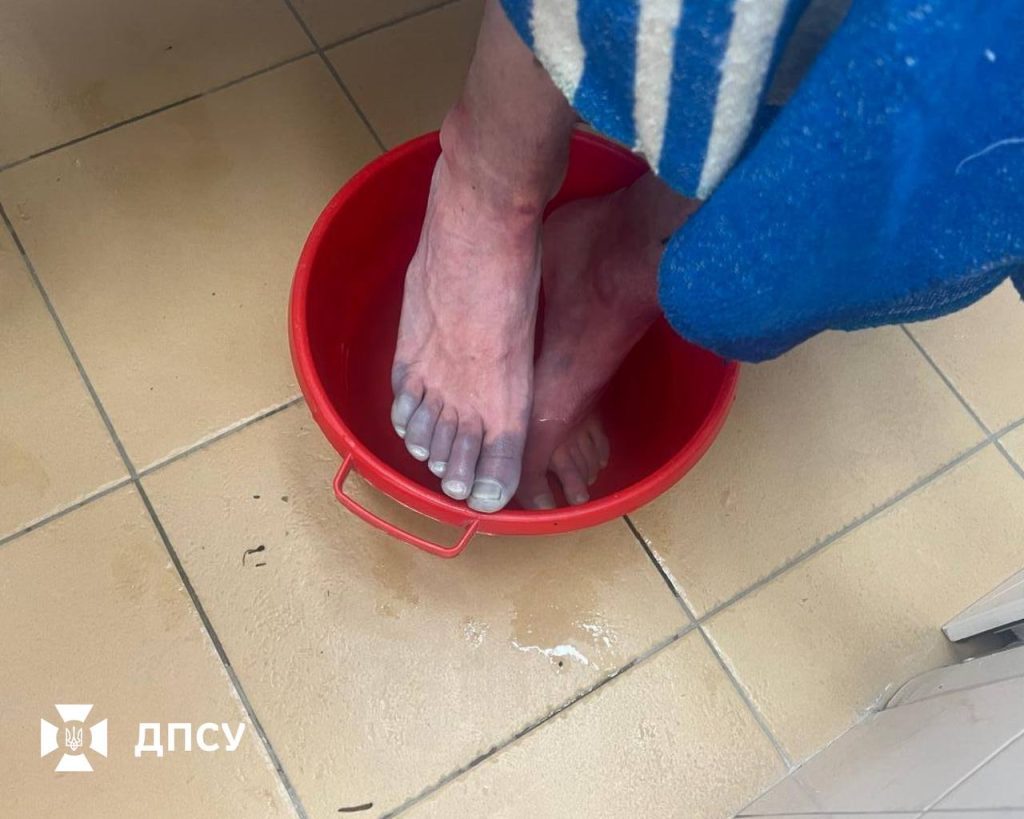 Мало не змерзли на смерть: прикордонники врятували двох втікачів за кордон (фото)
