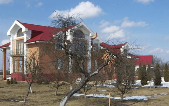 Маєток Кучми на Чернігівщині – найгарніший в селі (фото)