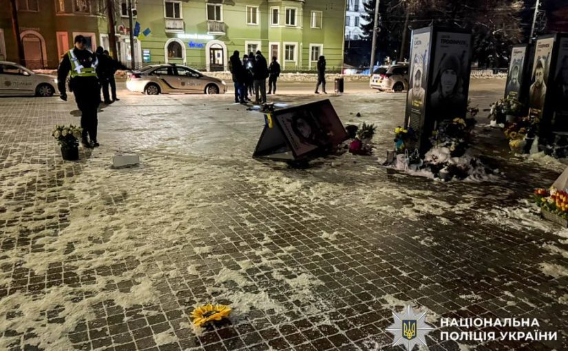 Пьяная женщина в Ривном опрокинула портреты погибших воинов (видео, фото) ➤ Prozoro.net.ua