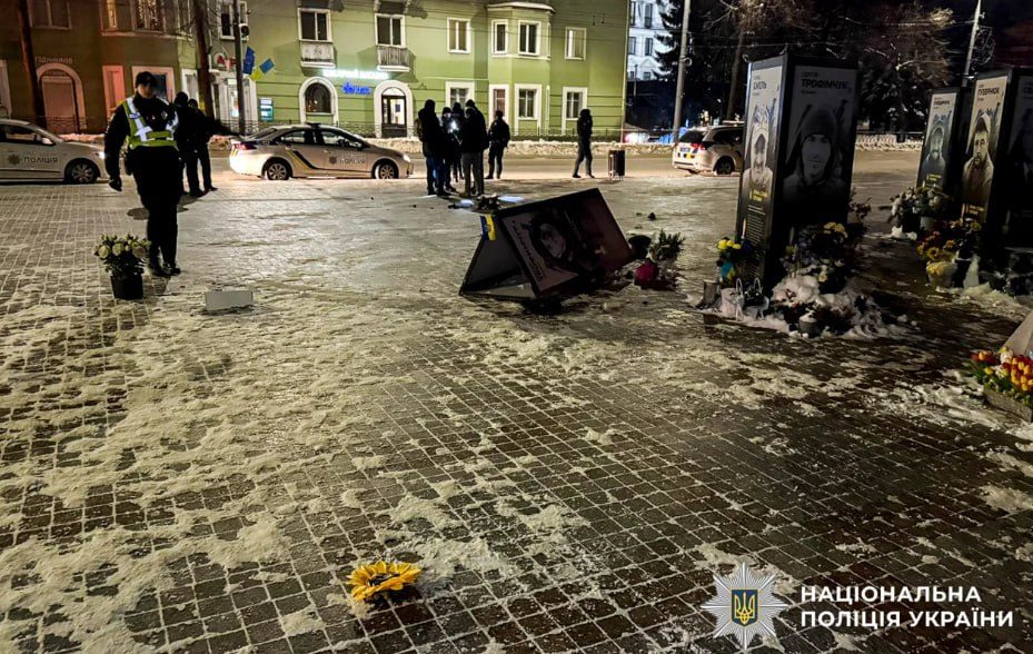 Пьяная женщина в Ривном опрокинула портреты погибших воинов (видео, фото) ➤ Prozoro.net.ua