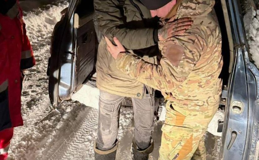 Чуть не замерзли до смерти: пограничники спасли двух беглецов за границу (фото) ➤ Prozoro.net.ua