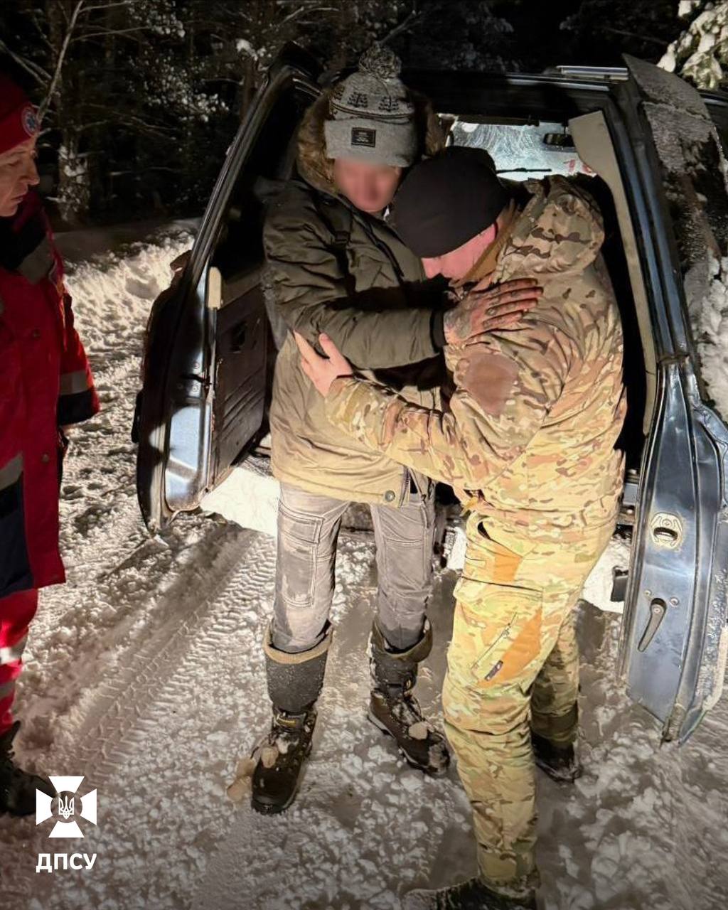 Мало не змерзли на смерть: прикордонники врятували двох втікачів за кордон (фото) ➤ Prozoro.net.ua