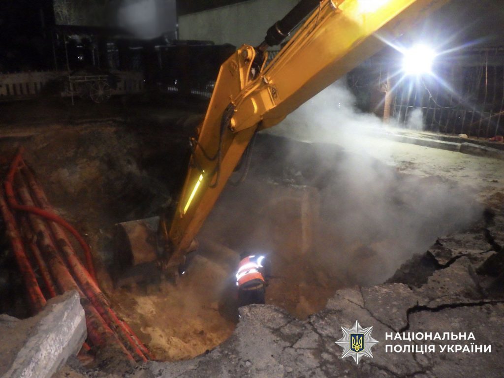 16-річна дівчина впала в яму з окропом через аварію в Києві (фото)