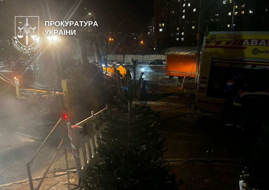 16-річна дівчина впала в яму з окропом через аварію в Києві (фото)