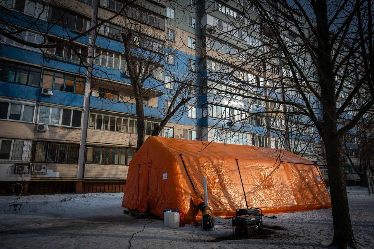 Блэкауты и холод в квартирах после обстрелов: как власть спасает энергосистему