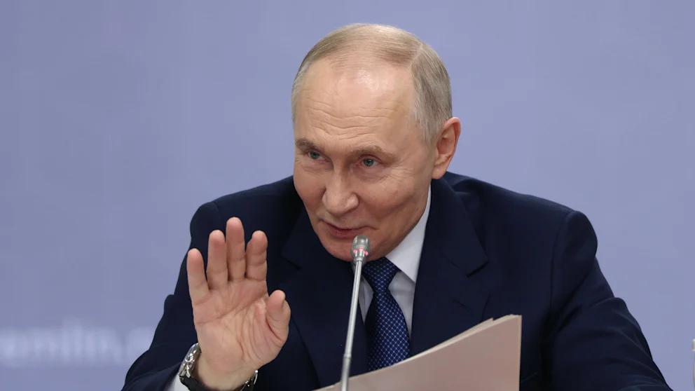 У поведінці Путіна знову помітили дивні ознаки (відео)