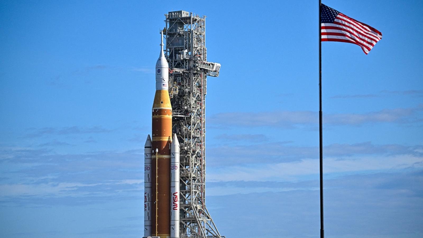 Впервые за 54 года США отправят миссию на Луну: ракета на старте