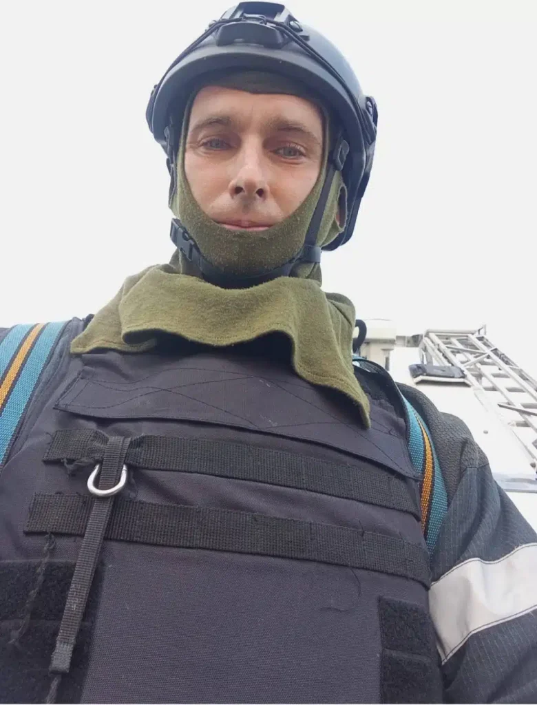 Умер спасатель, получивший ранения во время ракетных обстрелов в Киеве 4 Умер спасатель, получивший ранения во время ракетных обстрелов в Киеве