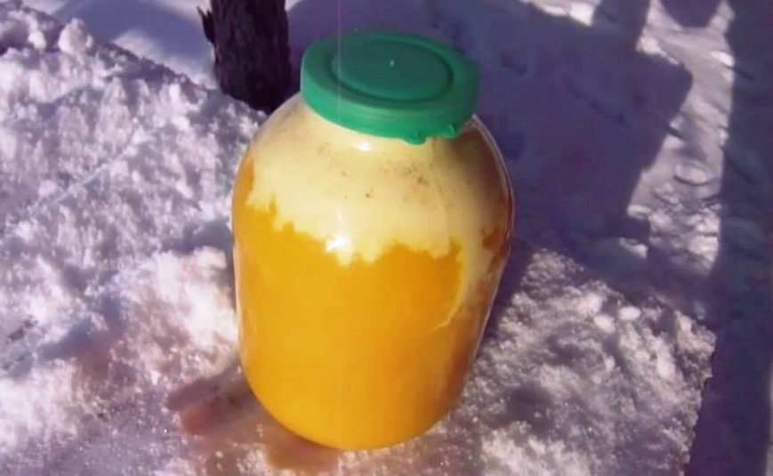 Белый налет на меде: что означает и можно ли его есть