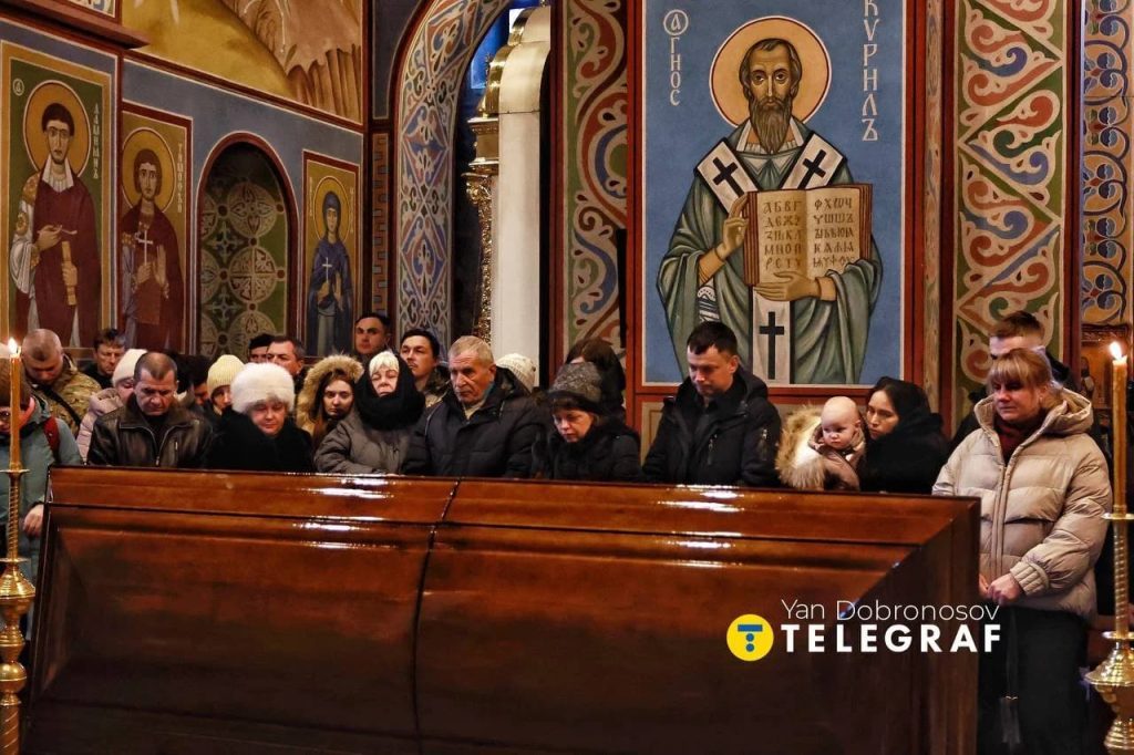 В Киеве простились с медиком, погибшим во время атаки РФ (фото) 4 В Киеве простились с медиком, погибшим во время атаки РФ (фото)