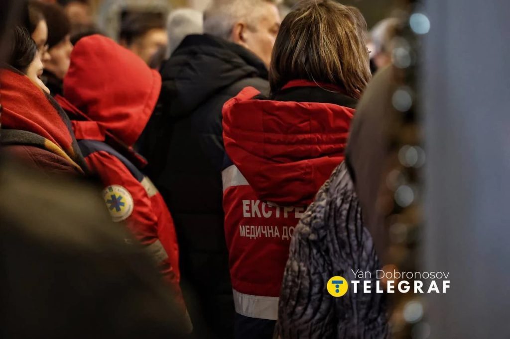В Киеве простились с медиком, погибшим во время атаки РФ (фото) 5 В Киеве простились с медиком, погибшим во время атаки РФ (фото)