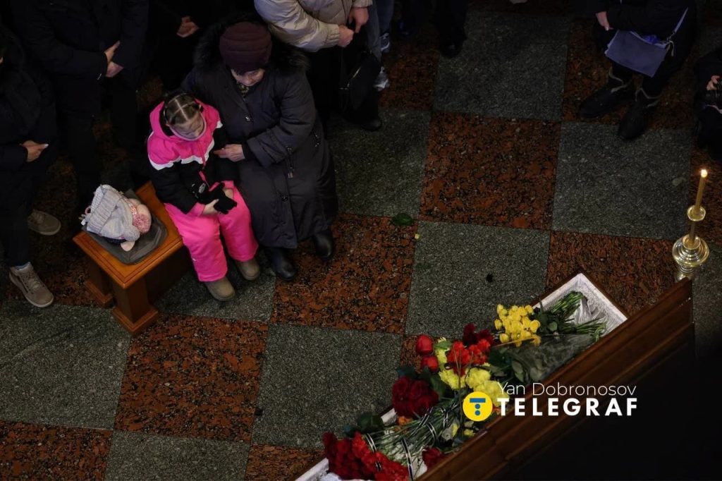В Киеве простились с медиком, погибшим во время атаки РФ (фото) 6 В Киеве простились с медиком, погибшим во время атаки РФ (фото)
