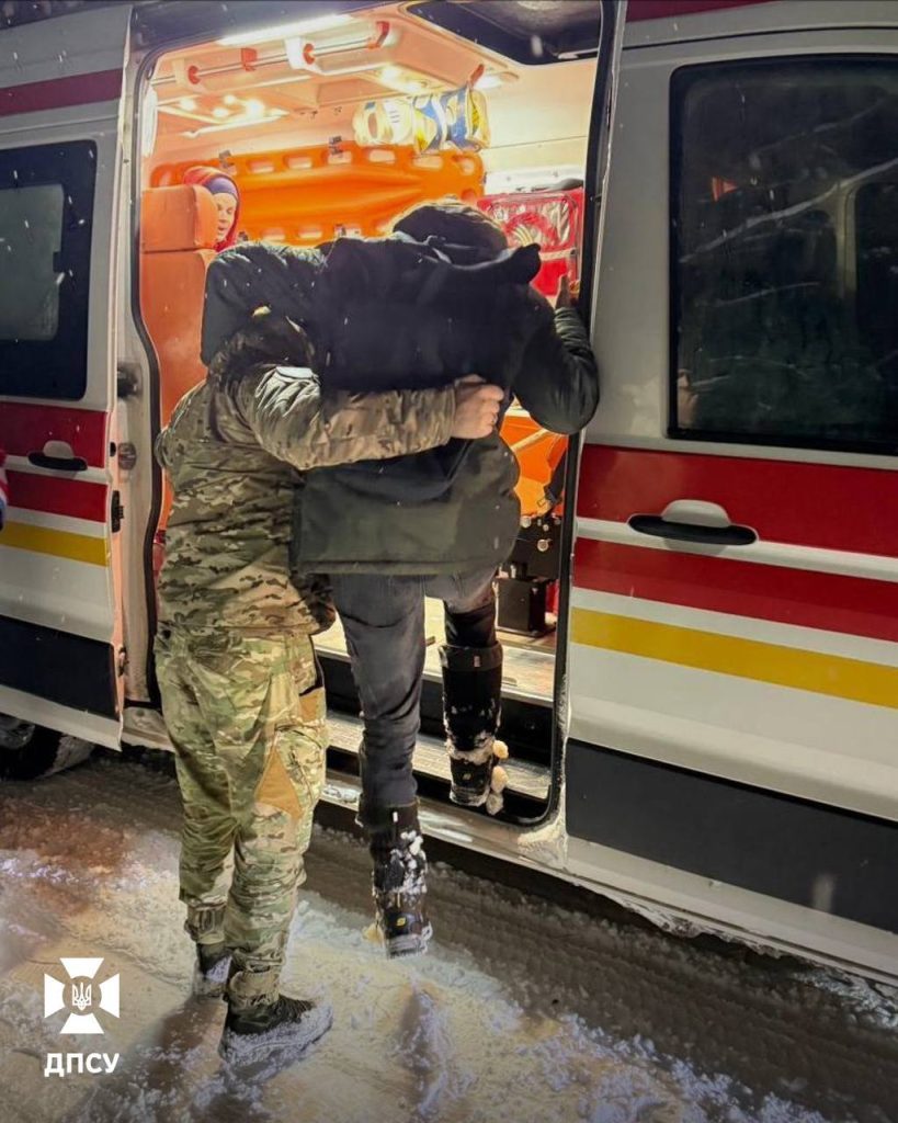 Мало не змерзли на смерть: прикордонники врятували двох втікачів за кордон (фото)