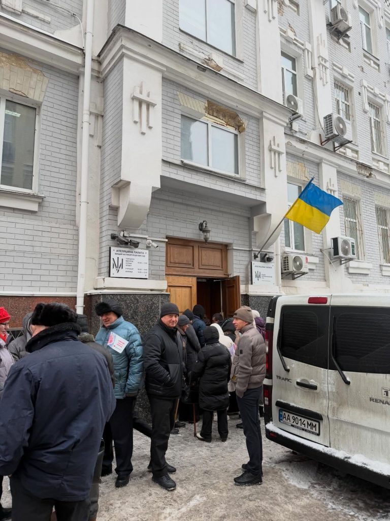 Відьма Марія Тиха приїхала "захищати" Тимошенко до суду (фото) 4 Відьма Марія Тиха приїхала "захищати" Тимошенко до суду (фото)