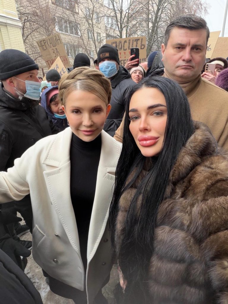 Відьма Марія Тиха приїхала "захищати" Тимошенко до суду (фото) 3 Відьма Марія Тиха приїхала "захищати" Тимошенко до суду (фото)