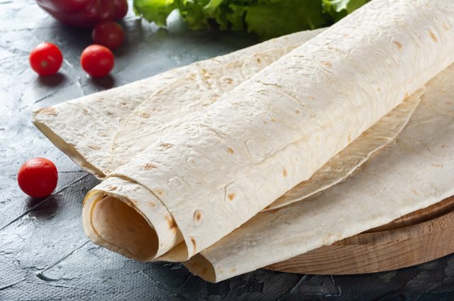 Тонкий лаваш на сковороде из трех продуктов