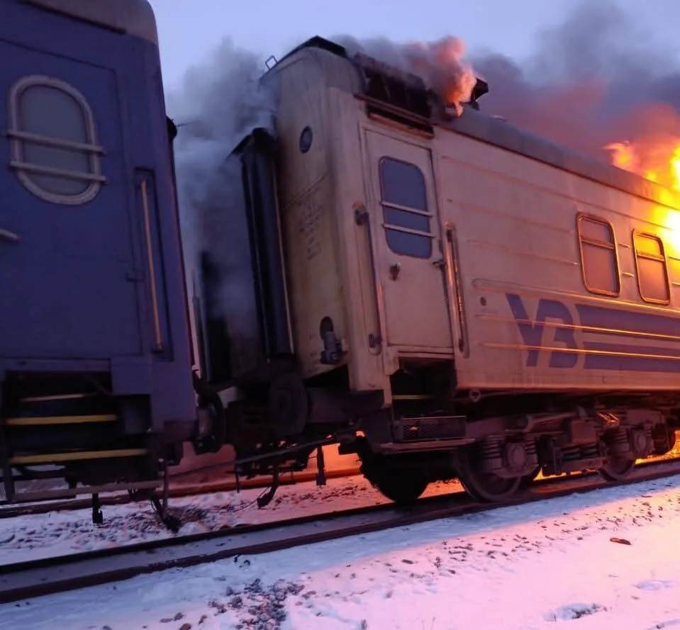 Пасажирський поїзд потрапив під обстріл РФ на Харківщині: фото