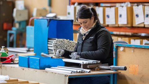 Українці в Польщі масово переходять на кваліфіковану роботу замість “чорної”