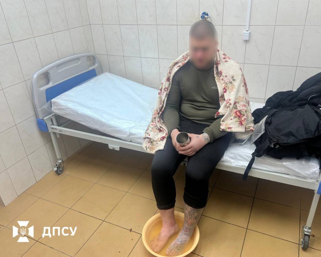 Мало не змерзли на смерть: прикордонники врятували двох втікачів за кордон (фото)