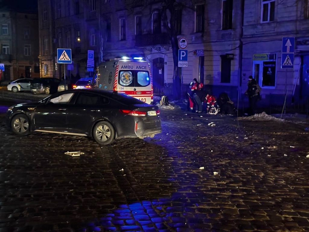 В центре Львова произошел теракт: есть жертва и десятки раненых (фото, видео) 8 В центре Львова произошел теракт: есть жертва и десятки раненых (фото, видео)