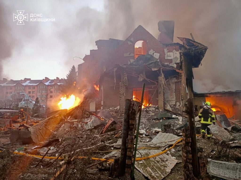 Під час нічної атаки на Київщину пошкоджено будинок нардепа Разумкова (фото, відео)