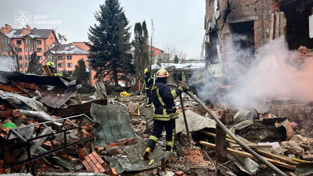 Під час нічної атаки на Київщину пошкоджено будинок нардепа Разумкова (фото, відео)
