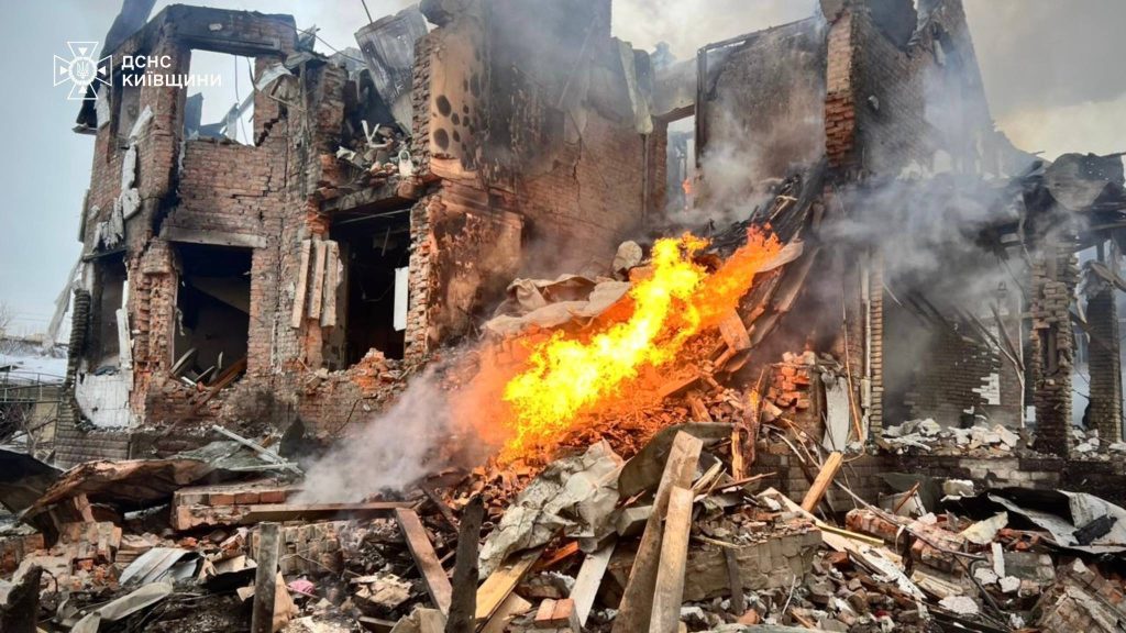 Під час нічної атаки на Київщину пошкоджено будинок нардепа Разумкова (фото, відео)