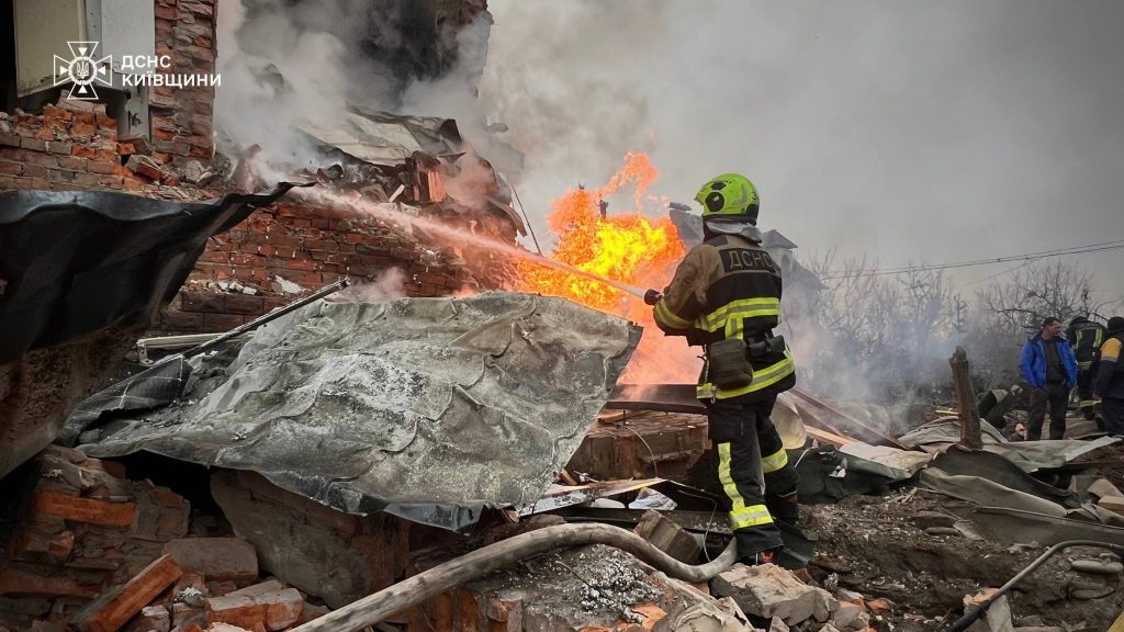 Під час нічної атаки на Київщину пошкоджено будинок нардепа Разумкова (фото, відео)