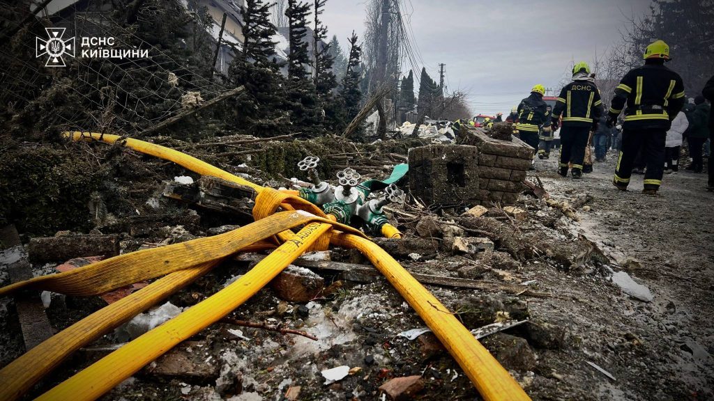 Під час нічної атаки на Київщину пошкоджено будинок нардепа Разумкова (фото, відео)
