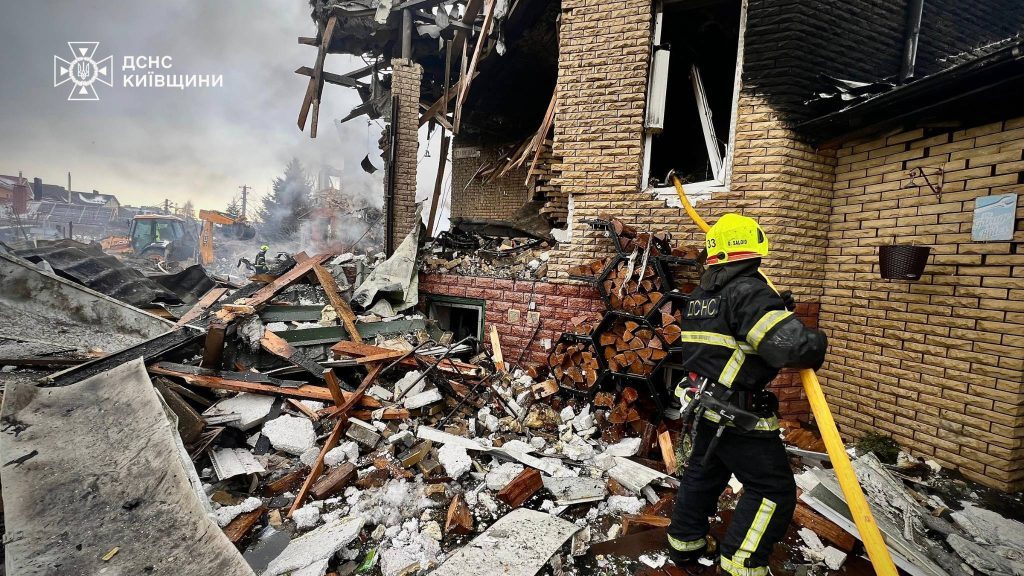 Під час нічної атаки на Київщину пошкоджено будинок нардепа Разумкова (фото, відео)