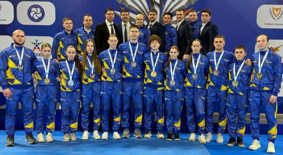 С каким лицом россиянка слушала гимн Украины (видео)