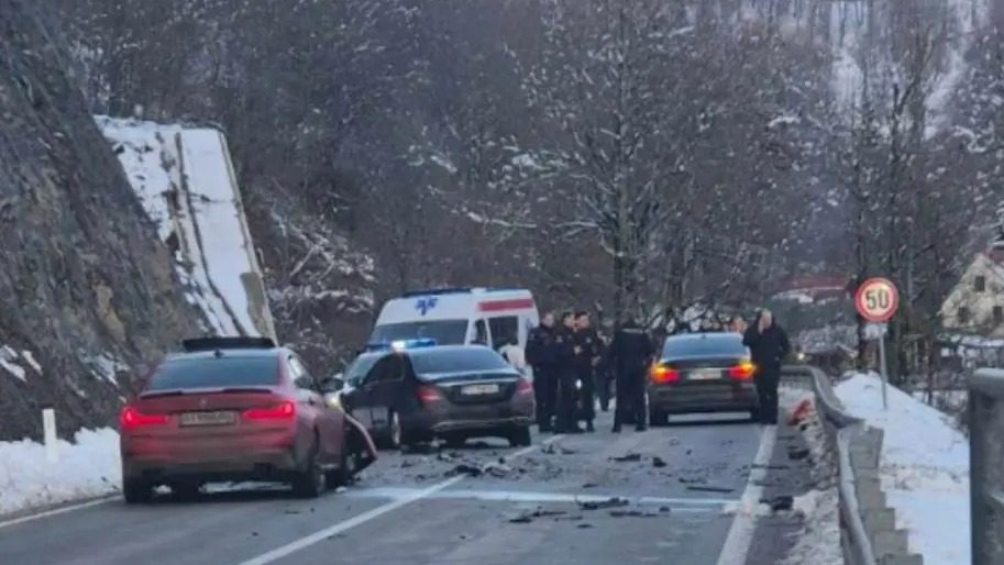 Авто українця на швидкості врізалося в кортеж глави уряду